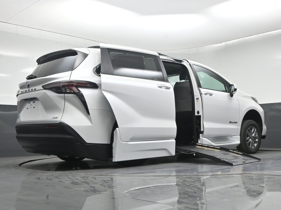 New 2026 Toyota Sienna Hybrid XLE Base - BraunAbility Side Entry Fold Out Automatic Ramp