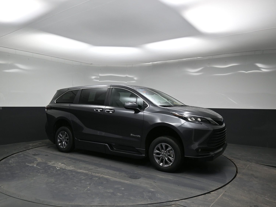 New 2025 Toyota Sienna Hybrid XLE Base - BraunAbility Side Entry Entry In Floor Automatic Ramp