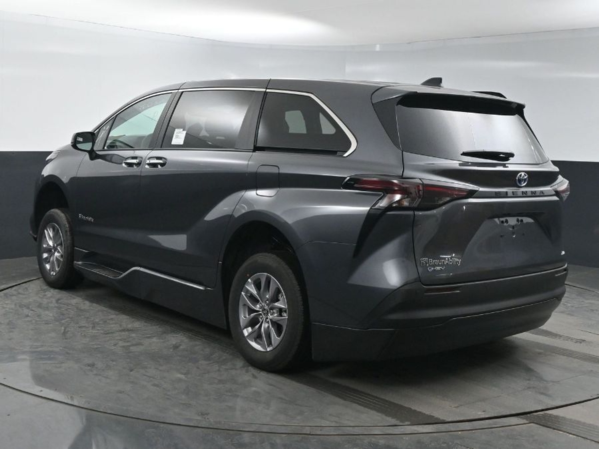 Grey Toyota Sienna image number 2