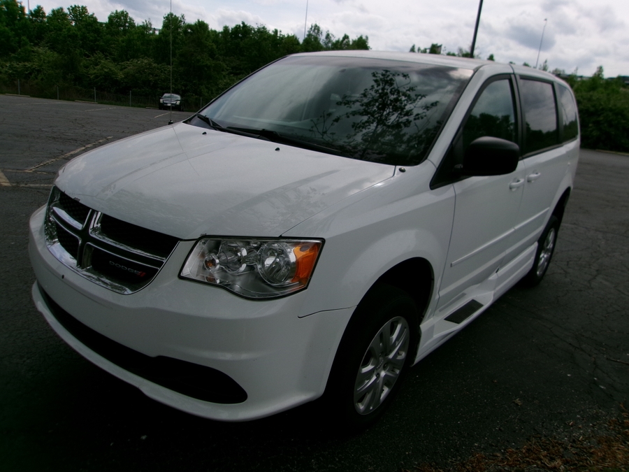 White Dodge Grand Caravan image number 14