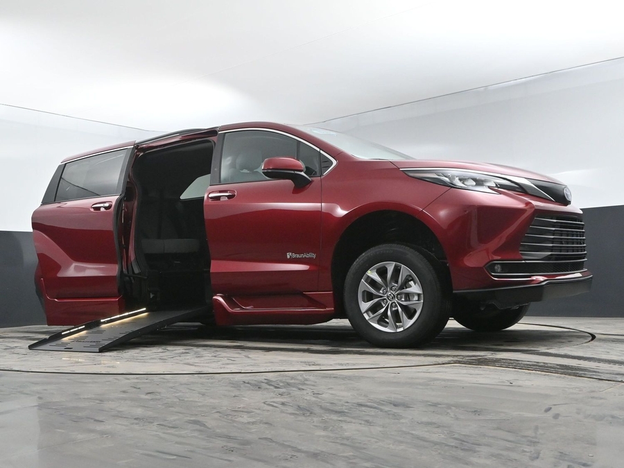 New 2025 Toyota Sienna Hybrid XLE Plus - BraunAbility Side Entry Entry Fold Out Automatic Ramp