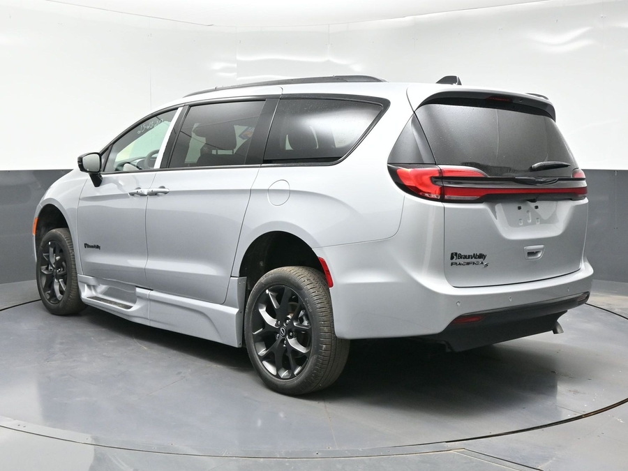 Silver Chrysler Pacifica image number 4