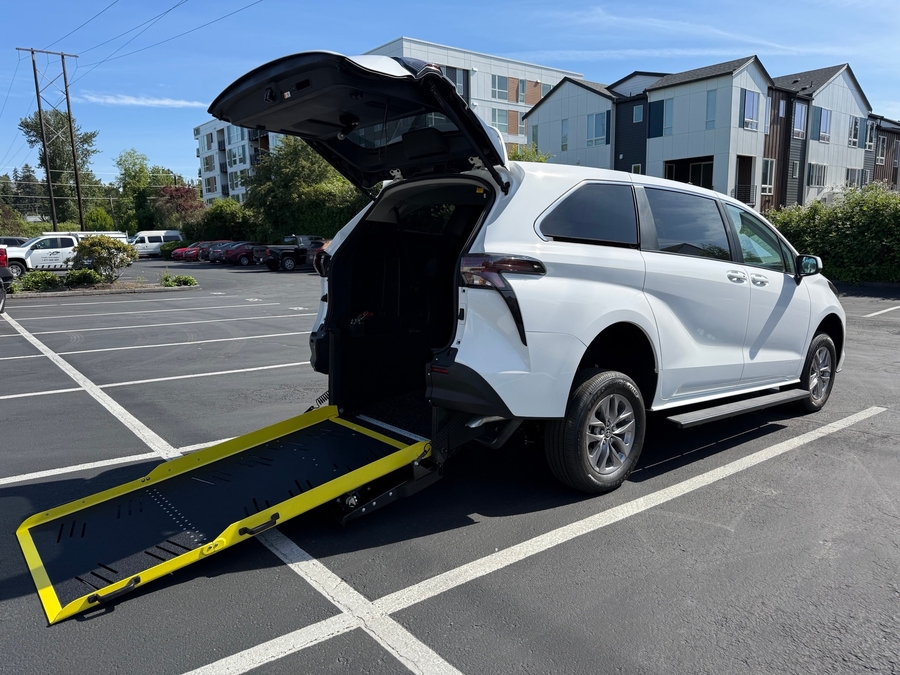 New 2026 Toyota Sienna Hybrid LE w swivel 2nd row - Vantage Mobility Commercial Rear Entry Entry Fold Out Manual Ramp