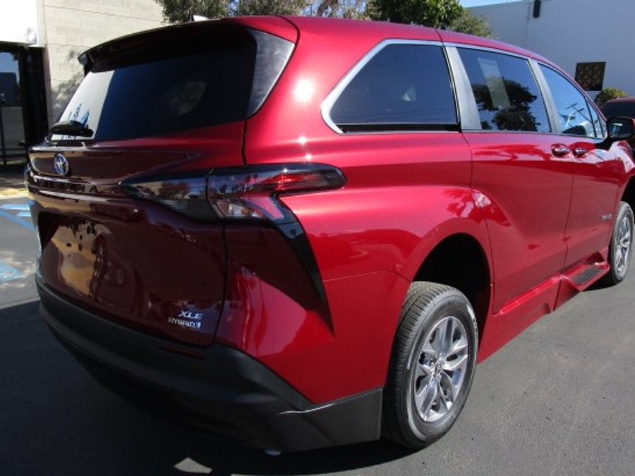 New 2026 Toyota Sienna Hybrid XLE Add - BraunAbility Side Entry Entry In Floor Automatic Ramp