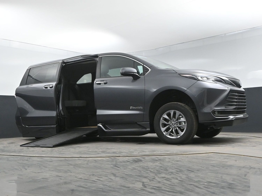 New 2025 Toyota Sienna Hybrid XLE Plus - BraunAbility Side Entry Entry In Floor Automatic Ramp