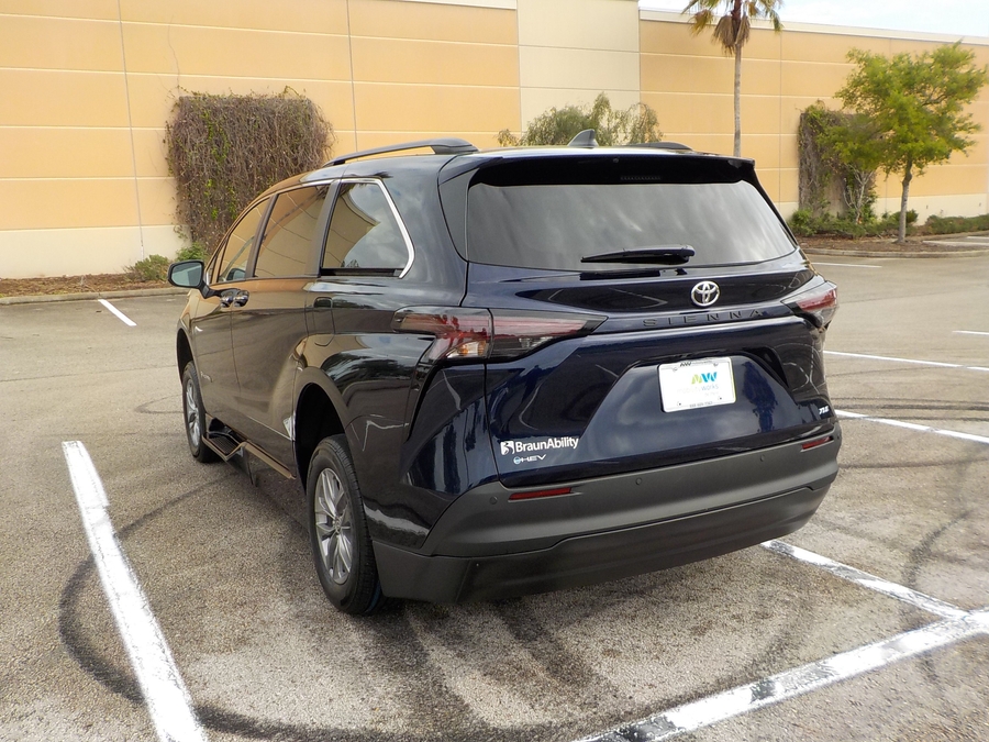 Blue Toyota Sienna image number 27