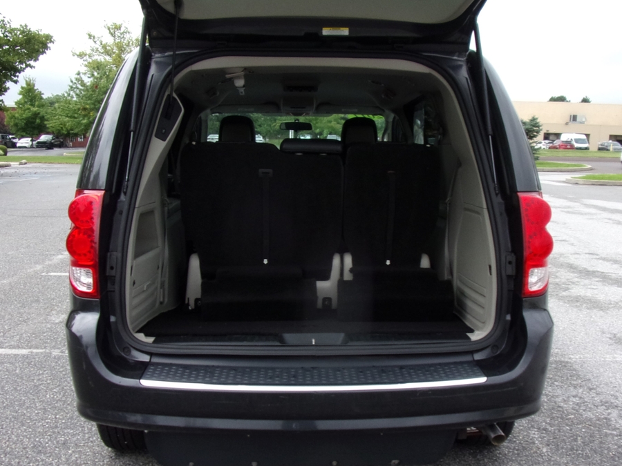Grey Dodge Grand Caravan image number 18