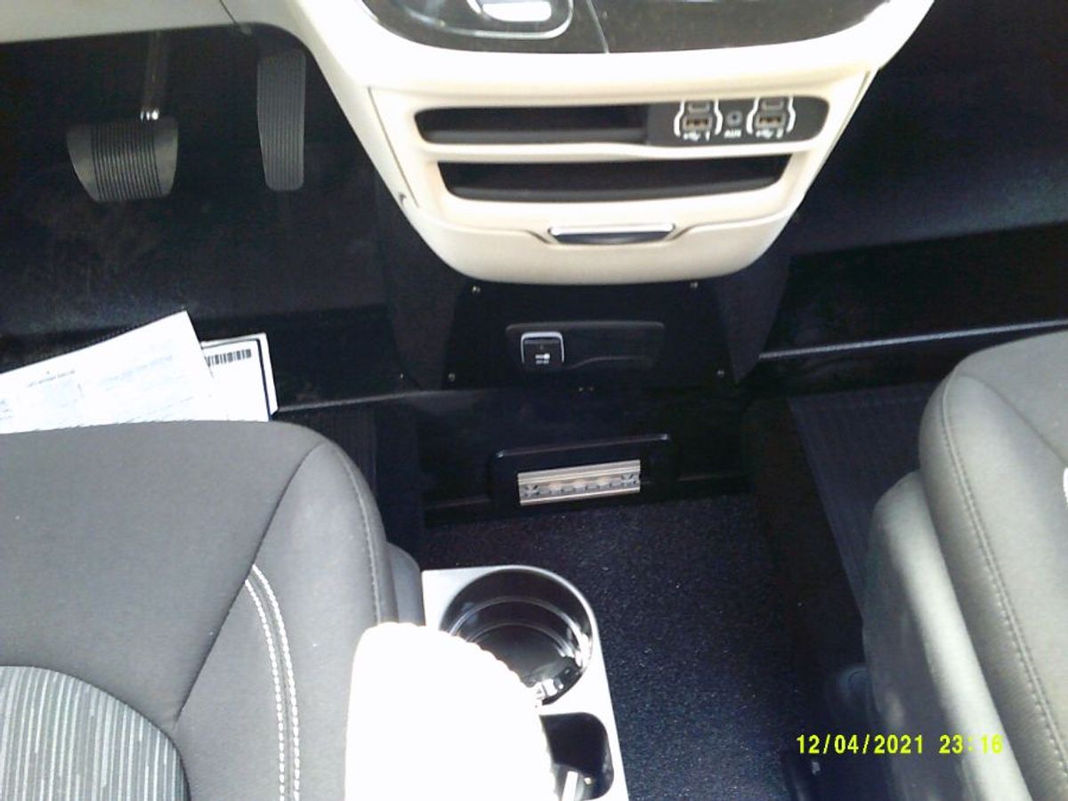 White Chrysler Voyager image number 11