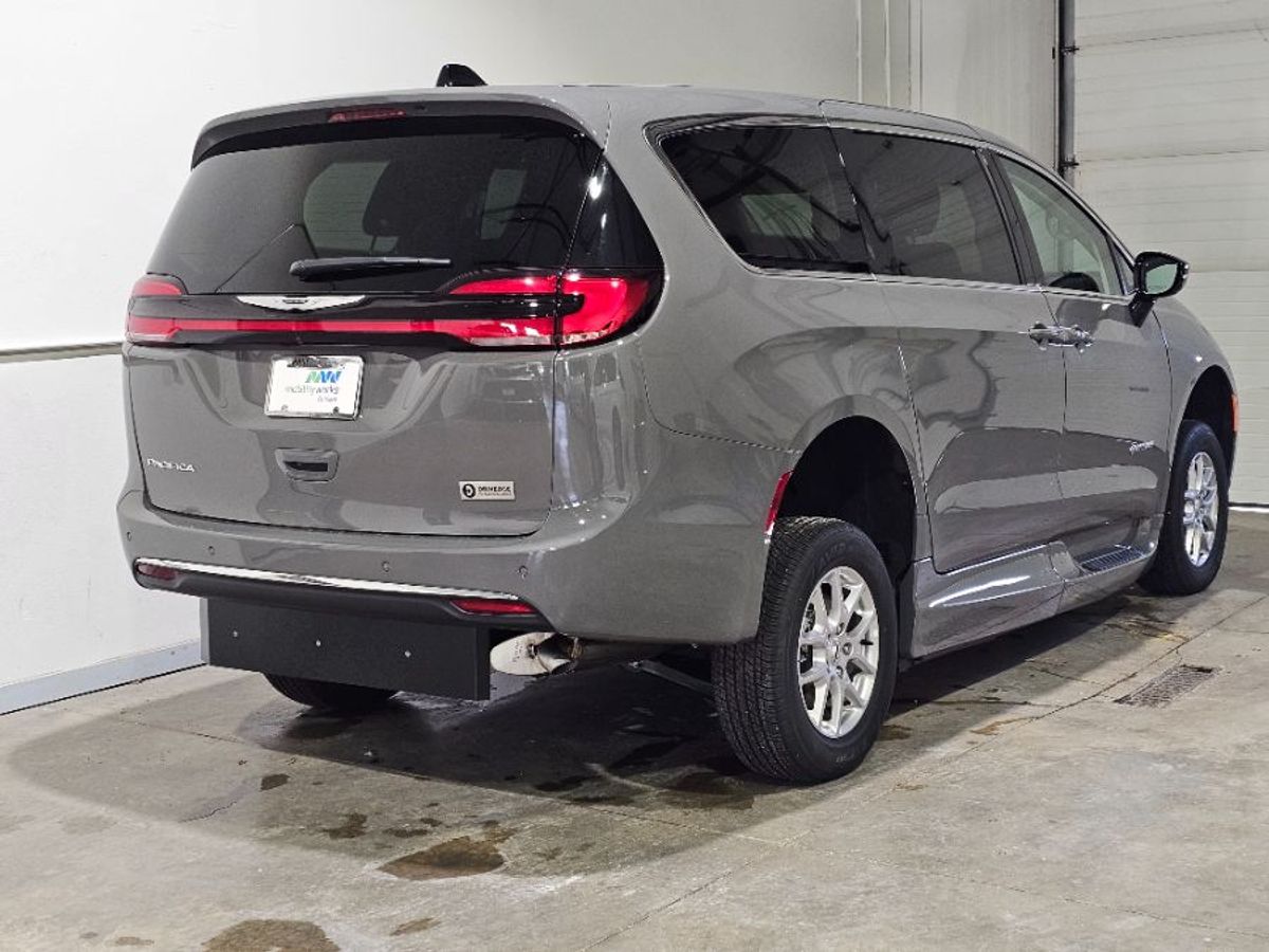2024 CHRYSLER PACIFICA - Image 4
