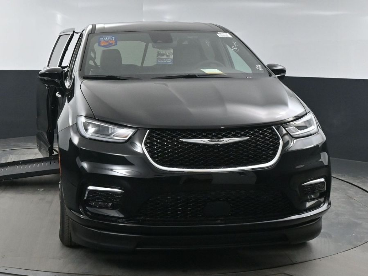 Black Chrysler Pacifica image number 1