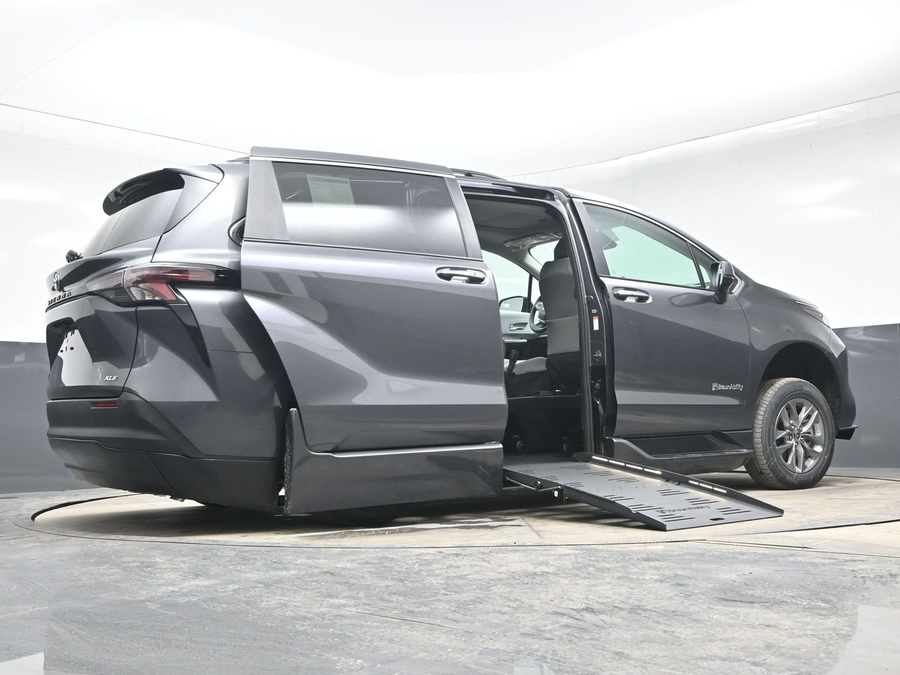 Grey Toyota Sienna image number 21