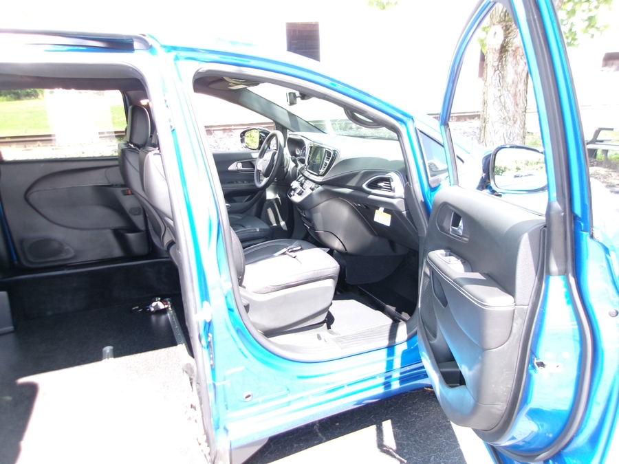 Blue Chrysler Pacifica image number 16