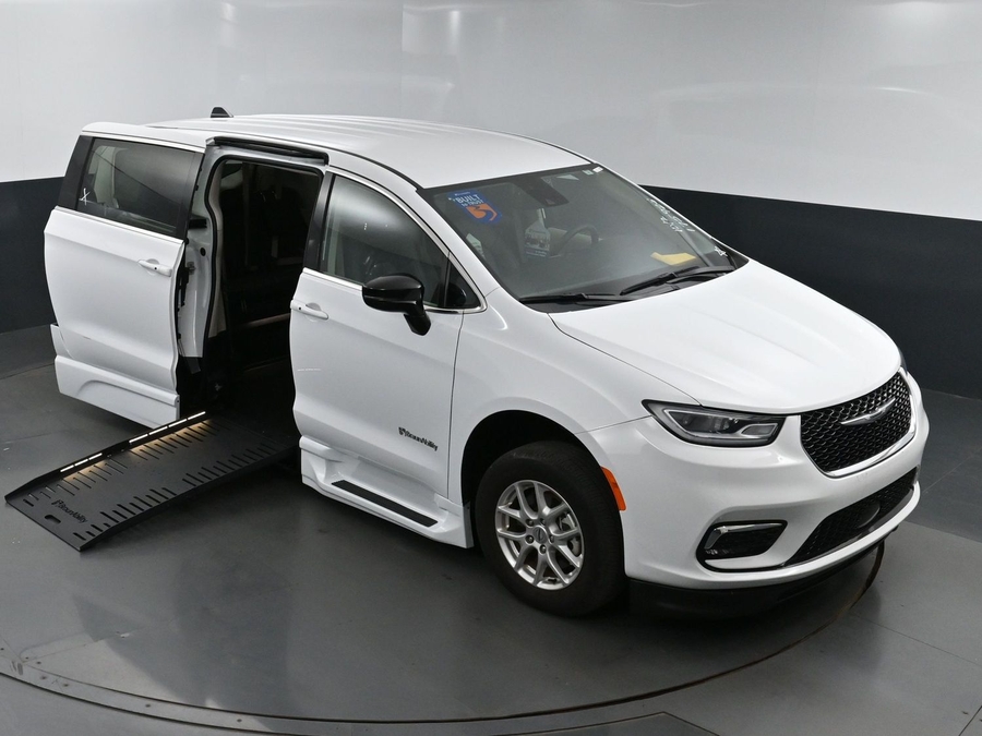 Used 2024 Chrysler Pacifica Touring L - BraunAbility Side Entry Entry Fold Out Automatic Ramp