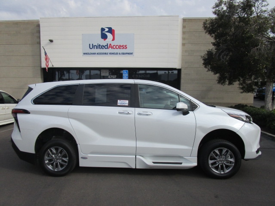 Used 2022 Toyota Sienna Hybrid XLE - BraunAbility Side Entry Entry Fold Out Automatic Ramp