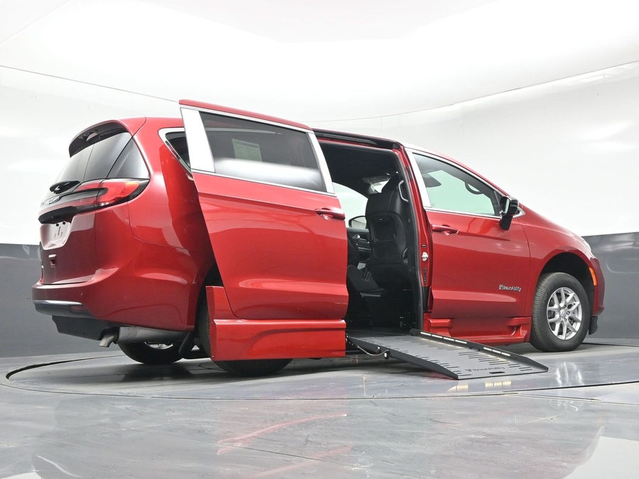 Red Chrysler Pacifica image number 18