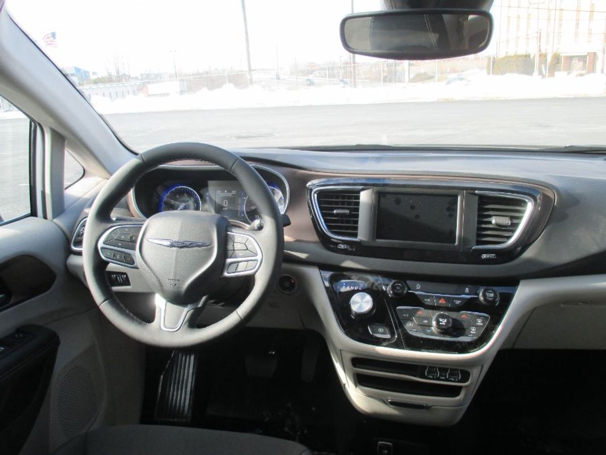 2024 CHRYSLER VOYAGER - Image 18