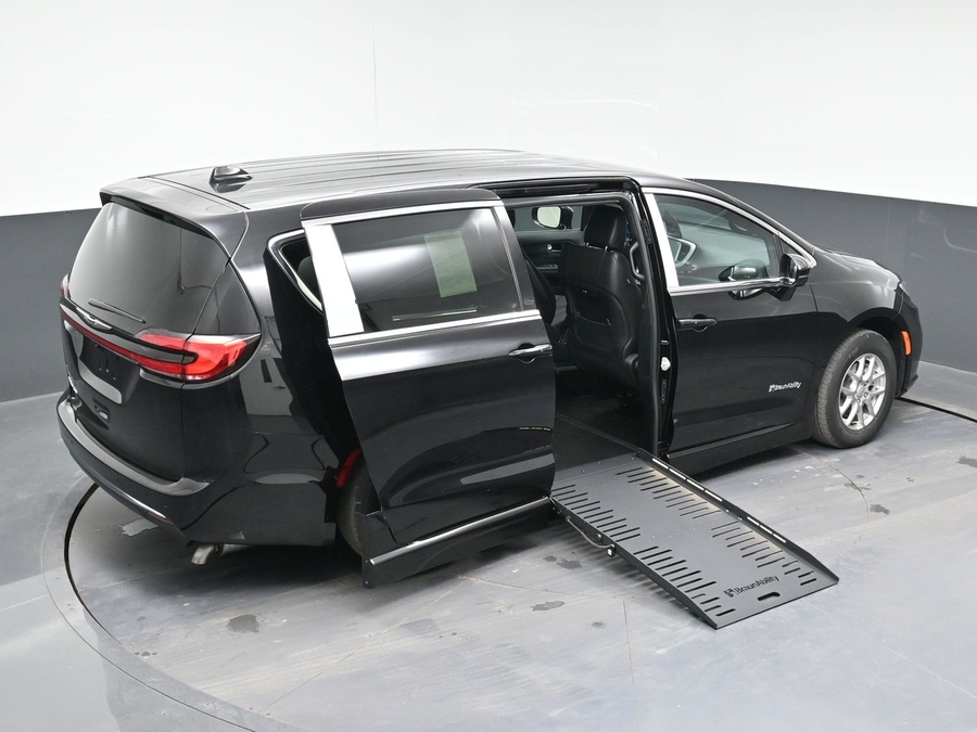 Black Chrysler Pacifica image number 22
