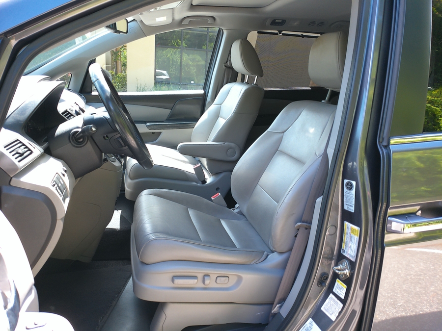 Grey Honda Odyssey image number 5