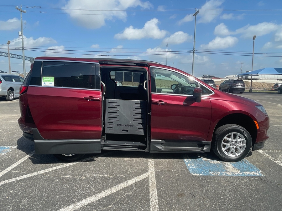 Red Chrysler Voyager image number 11