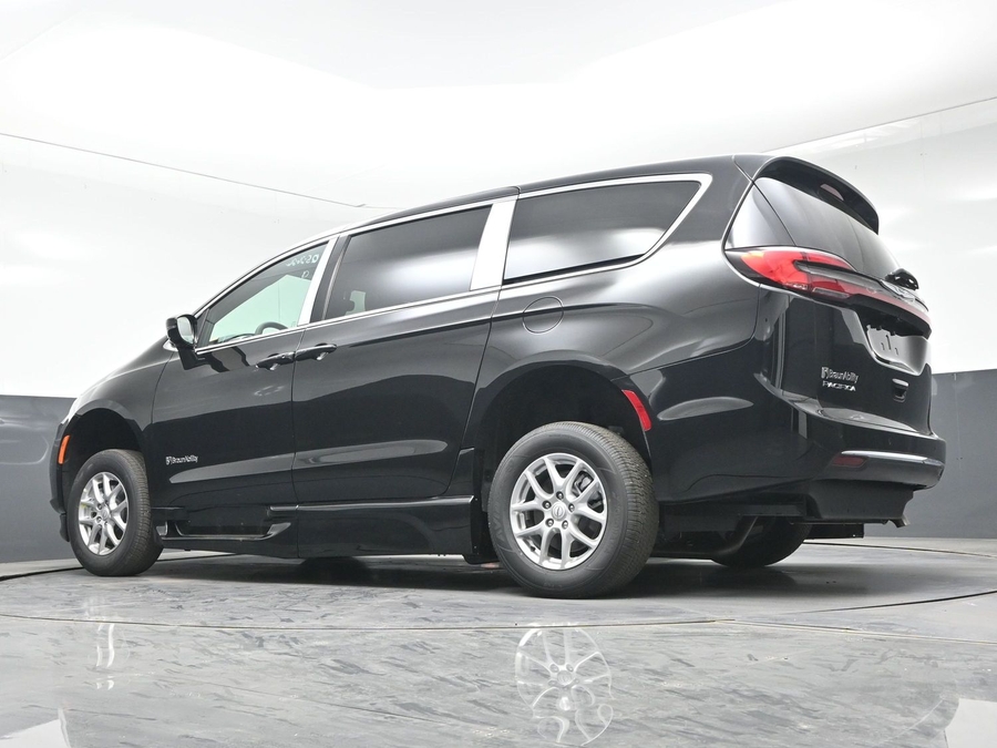 New 2026 Chrysler Pacifica Select Safety - BraunAbility Side Entry Fold Out Automatic Ramp