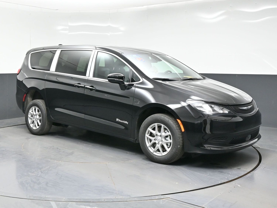 Black Chrysler Voyager image number 17