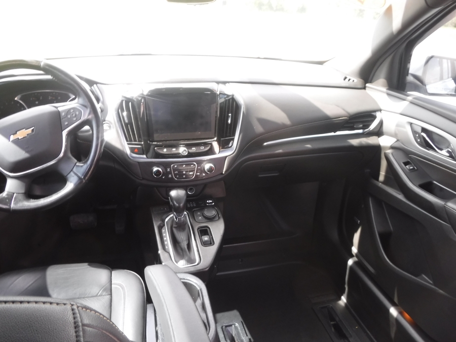 White Chevrolet Traverse image number 9