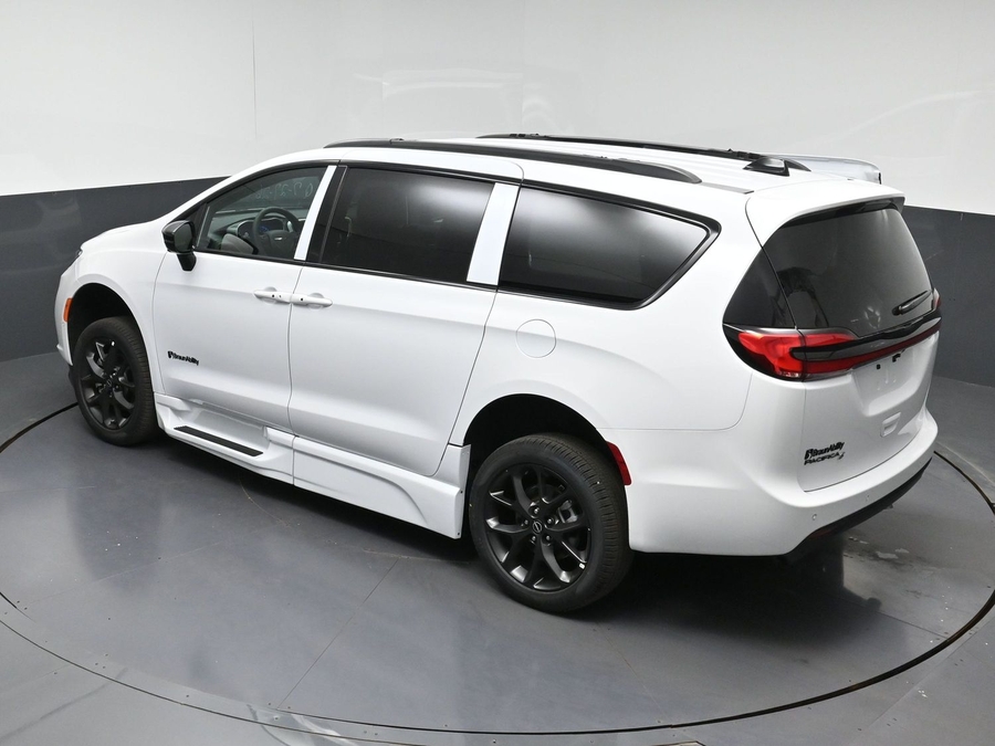 White Chrysler Voyager image number 27