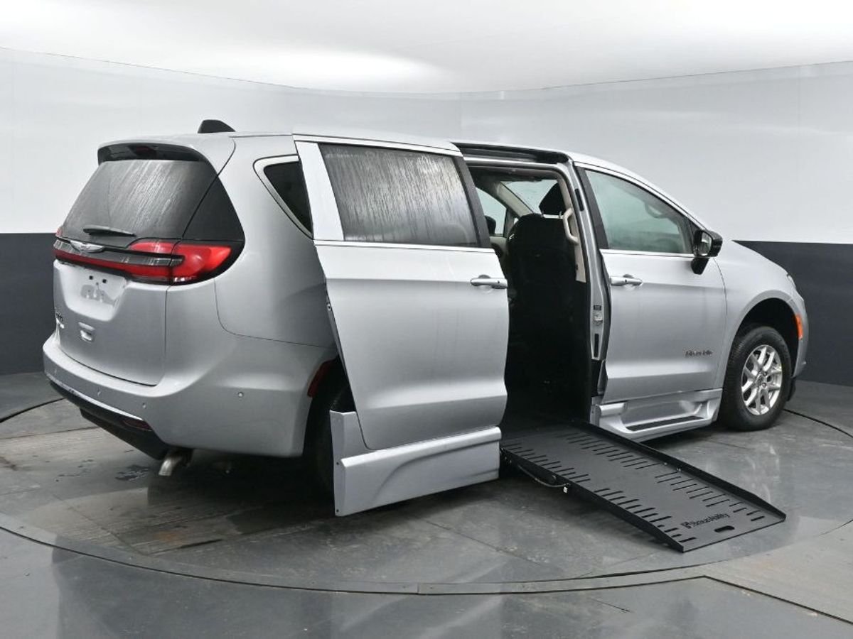 Silver Chrysler Pacifica image number 24