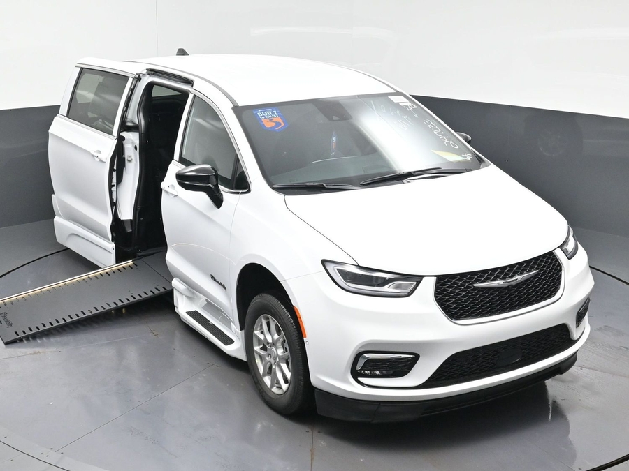 White Chrysler Pacifica image number 21