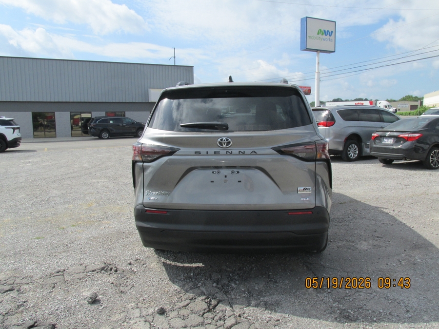 Grey Toyota Sienna image number 9