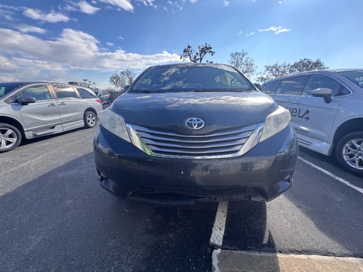 2017 TOYOTA SIENNA - Image 7