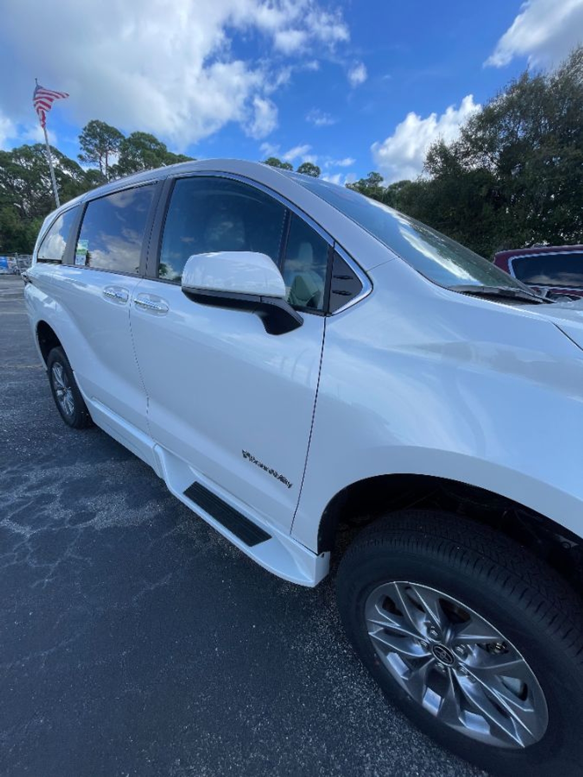 2025 TOYOTA SIENNA - Image 10