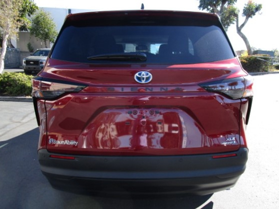 New 2026 Toyota Sienna Hybrid XLE Add - BraunAbility Side Entry Entry In Floor Automatic Ramp
