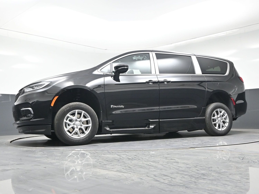 Black Chrysler Pacifica image number 16