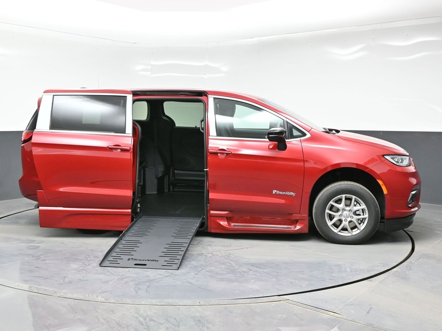 New 2026 Chrysler Pacifica Select Safety - BraunAbility Side Entry Fold Out Automatic Ramp