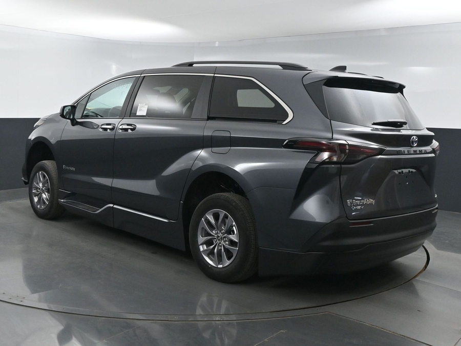 New 2025 Toyota Sienna Hybrid XLE Plus - BraunAbility Side Entry Entry In Floor Automatic Ramp