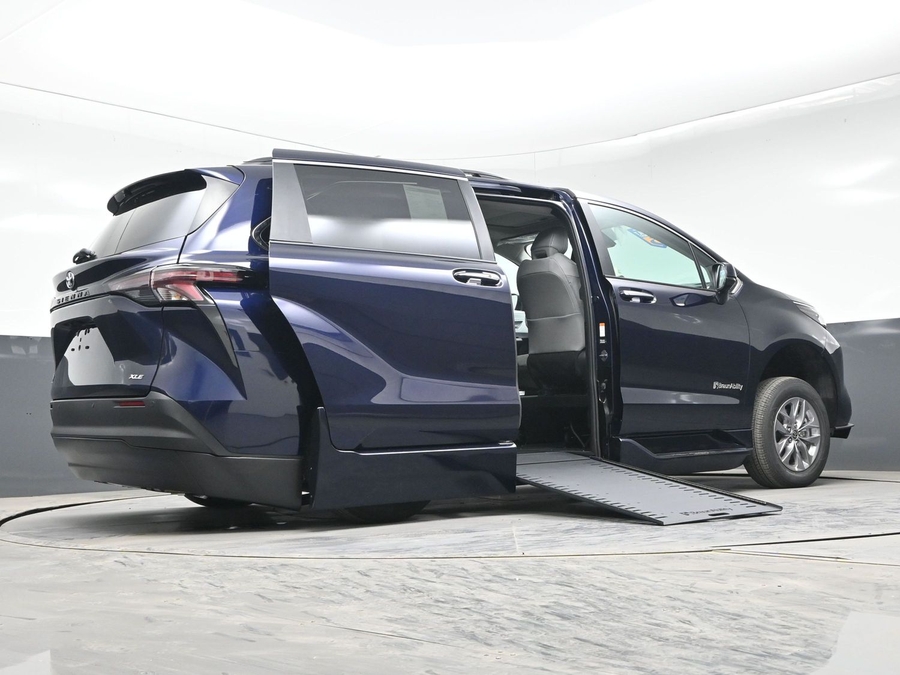 Blue Toyota Sienna image number 20