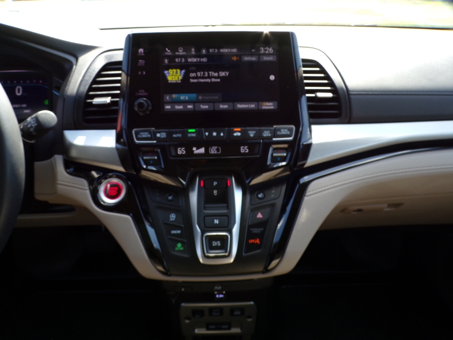 White Honda Odyssey image number 20