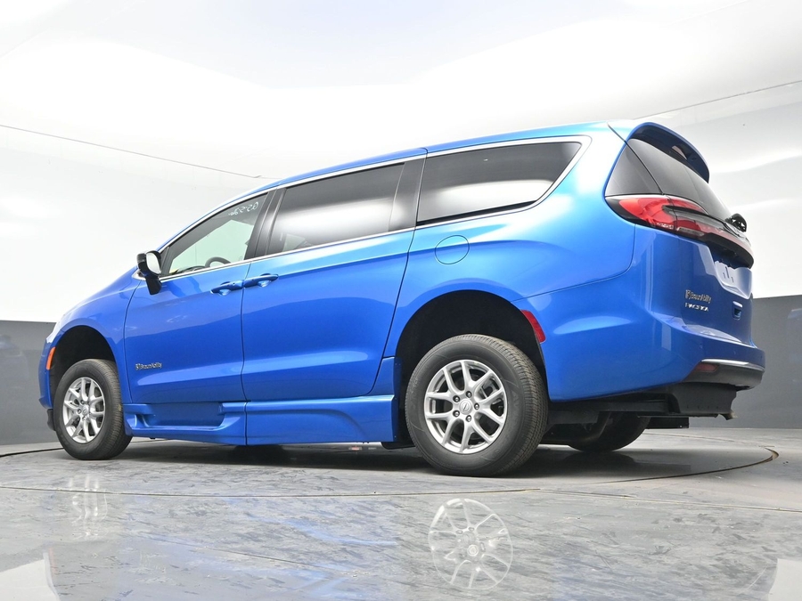 Blue Chrysler Pacifica image number 17