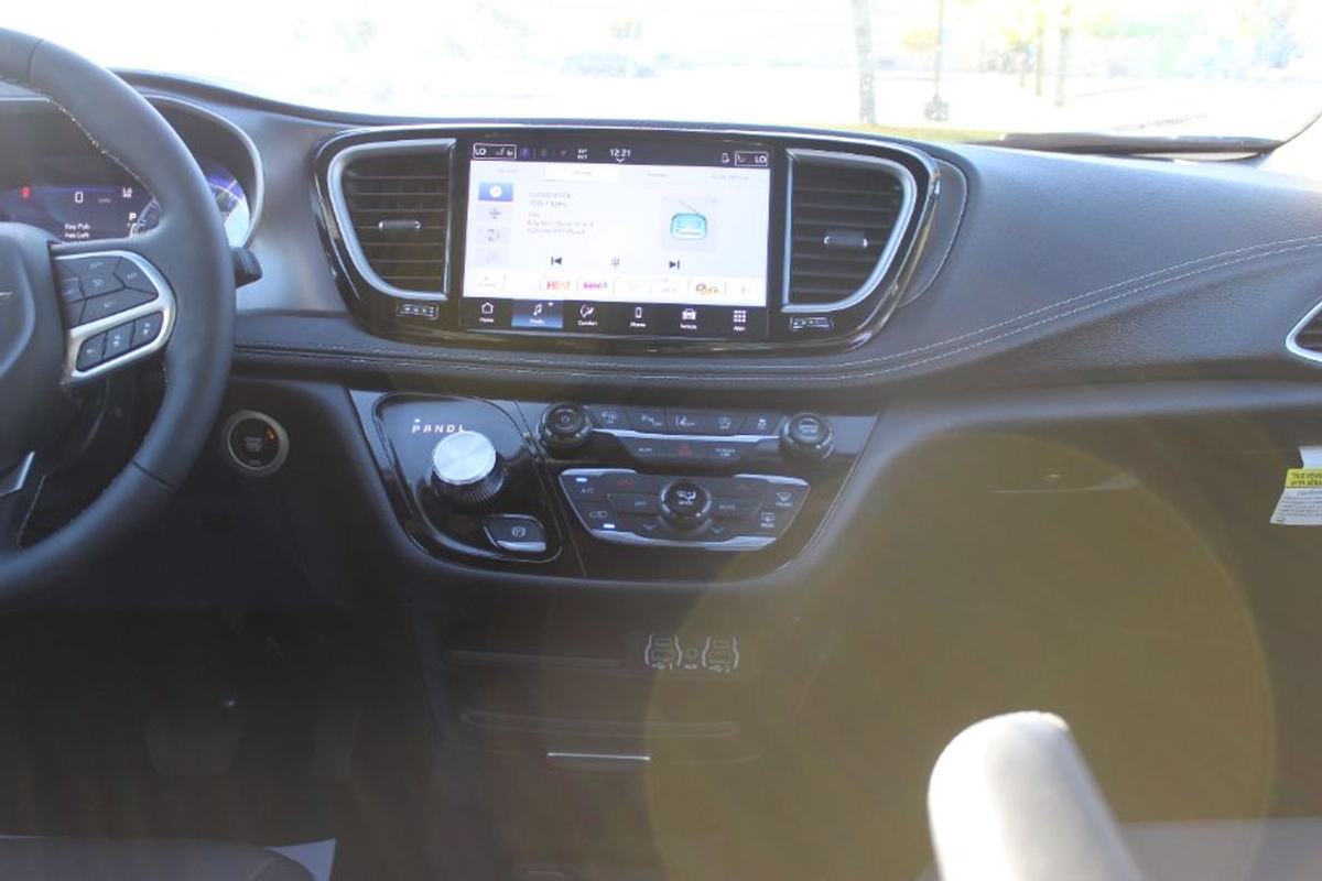 Grey Chrysler Pacifica image number 8