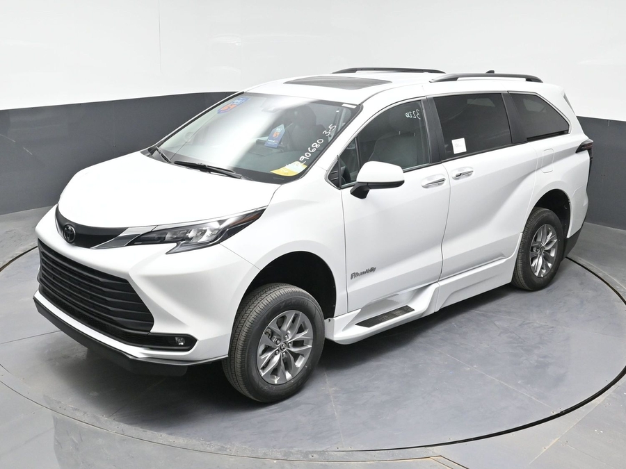New 2026 Toyota Sienna Hybrid XLE Plus - BraunAbility Side Entry Entry Fold Out Automatic Ramp