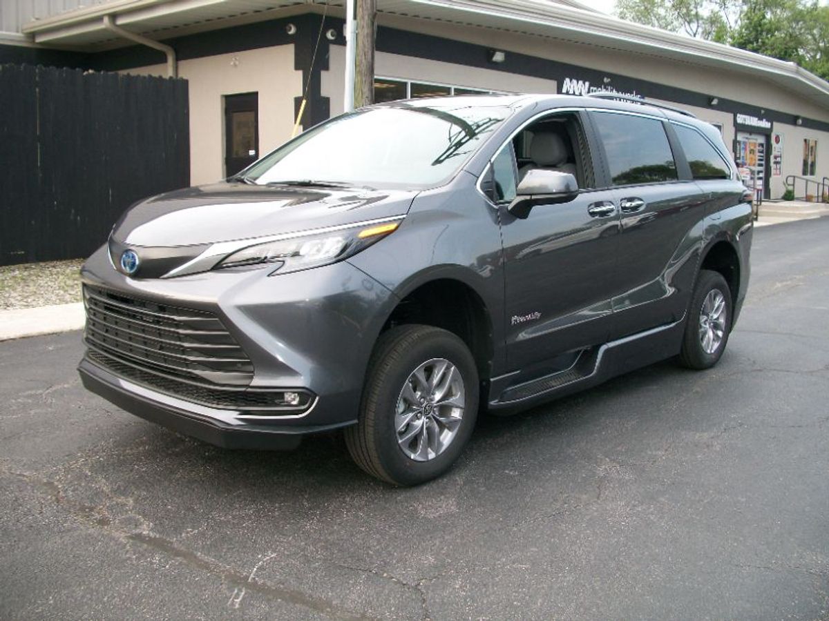 Grey Toyota Sienna image number 10