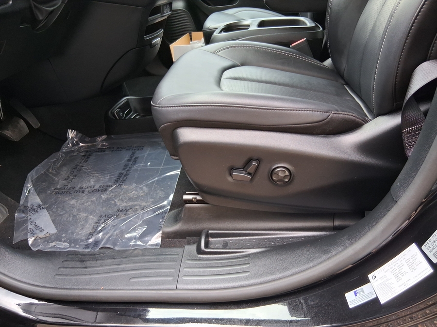 Black Chrysler Pacifica image number 21