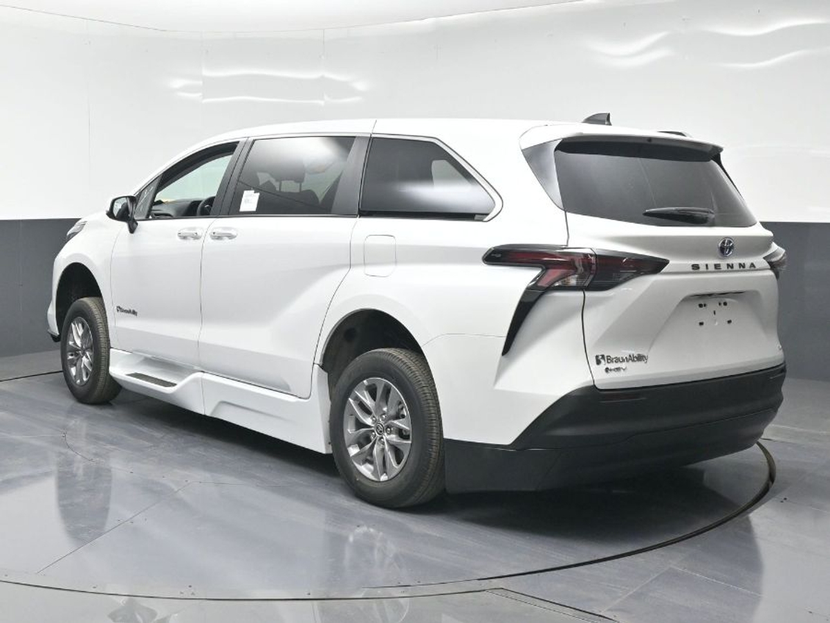 2025 TOYOTA SIENNA - Image 3