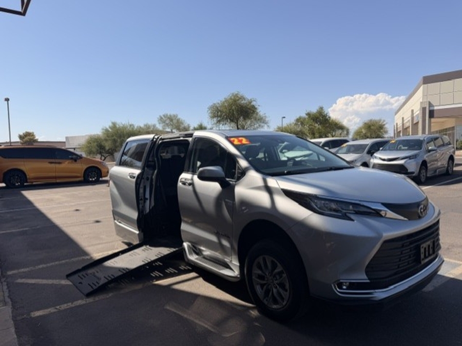 Used 2022 Toyota Sienna Hybrid XLE - BraunAbility Side Entry Fold Out Automatic Ramp