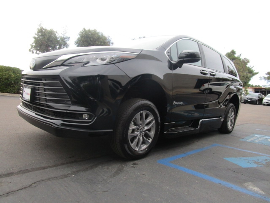 New 2025 Toyota Sienna Hybrid XLE Plus - BraunAbility Side Entry Entry In Floor Automatic Ramp