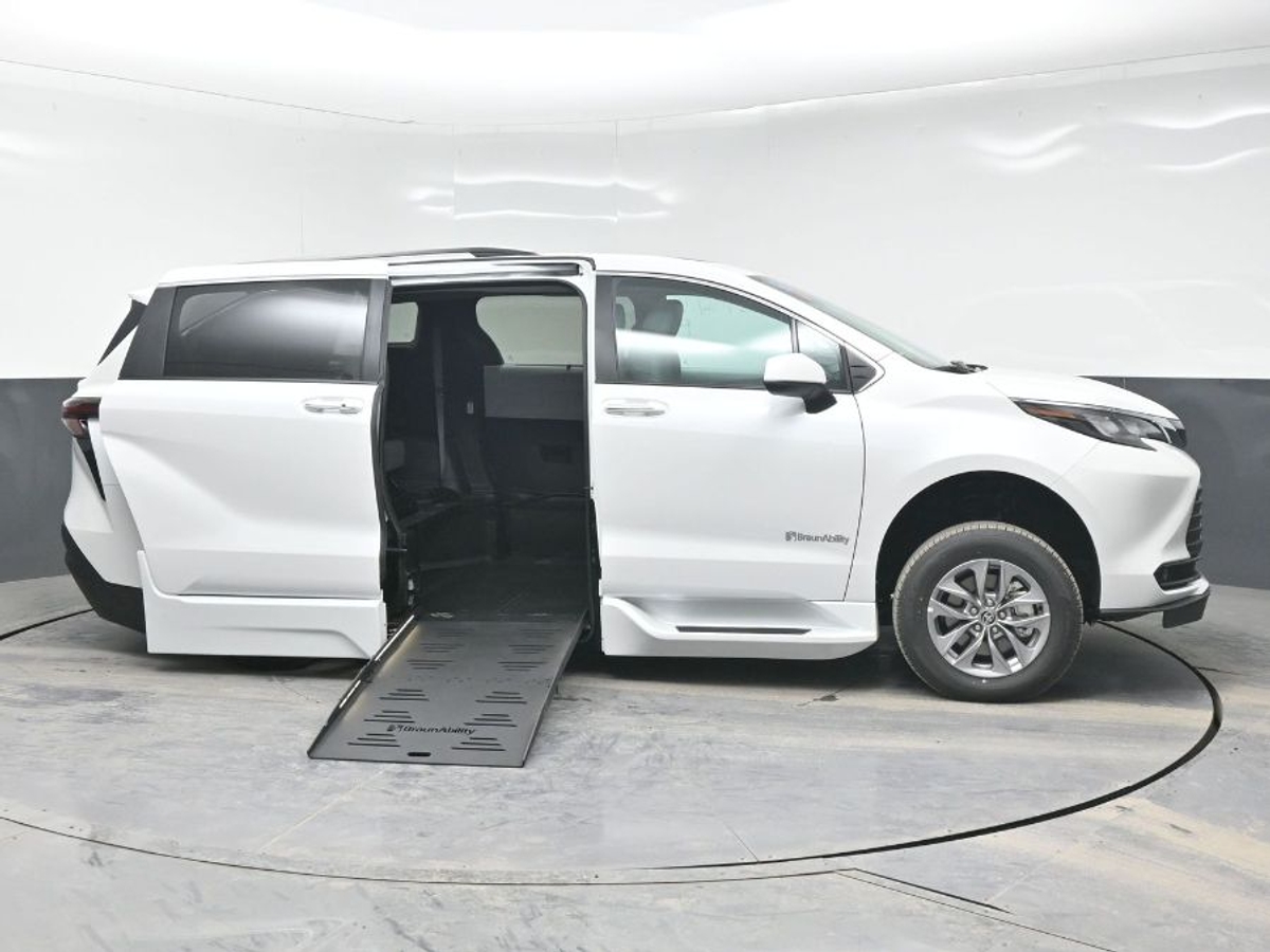 2025 TOYOTA SIENNA - Image 8
