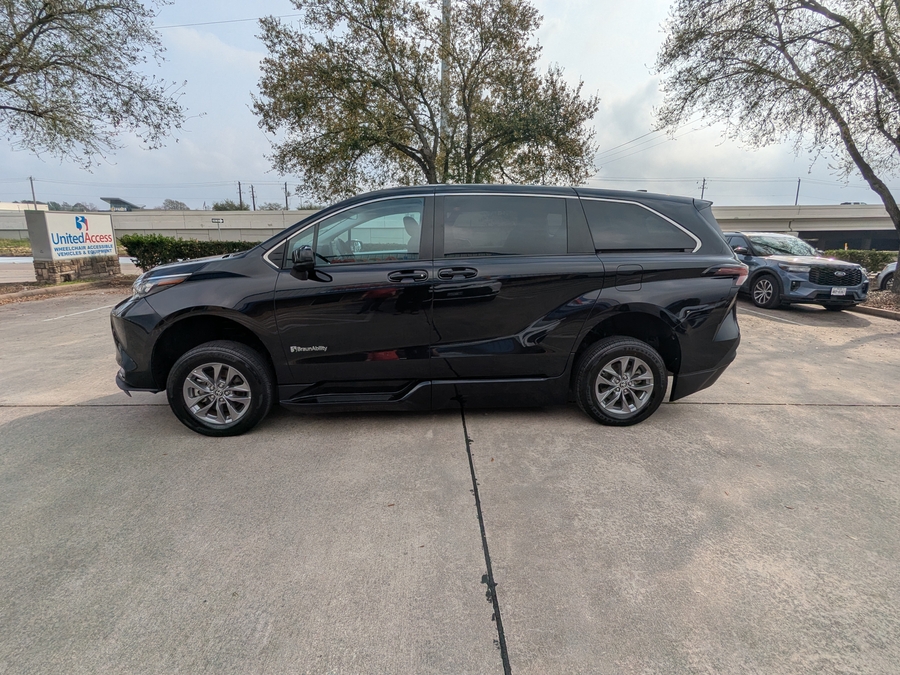 Used 2024 Toyota Sienna Hybrid LE - BraunAbility Side Entry Entry Fold Out Automatic Ramp