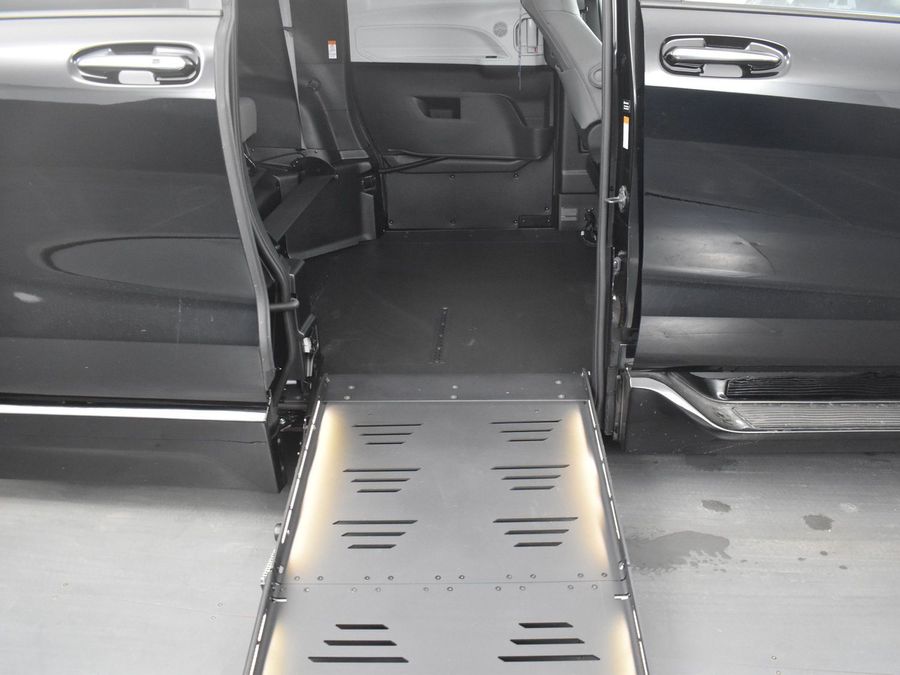 New 2025 Toyota Sienna Hybrid XLE Plus - BraunAbility Side Entry Entry Fold Out Automatic Ramp