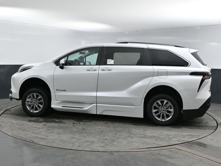 New 2025 Toyota Sienna Hybrid XLE Plus - BraunAbility Side Entry Entry Fold Out Automatic Ramp